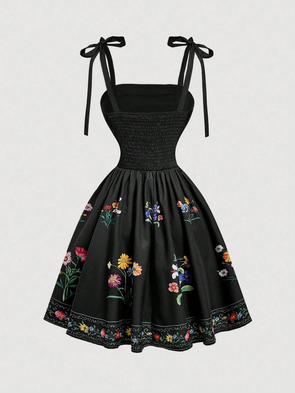 Vestido Corto Negro Bordado Floral Con Tirantes De Lazo vista trasera del diseño.
