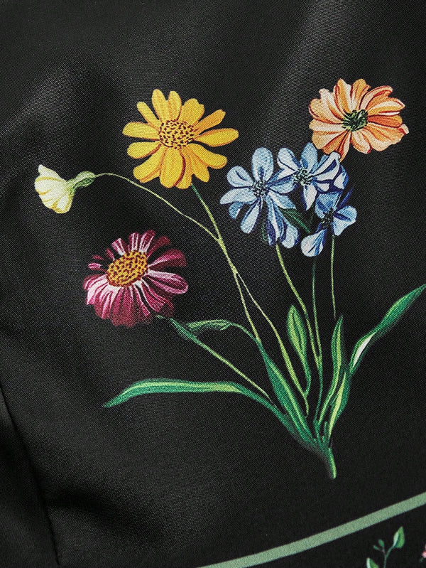 Vestido Corto Negro Bordado Floral Con Tirantes De Lazo detalle del bordado floral.
