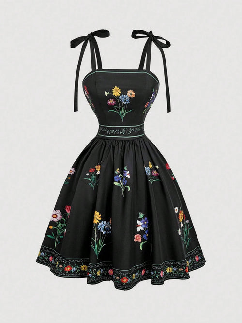 Vestido Corto Negro Bordado Floral Con Tirantes De Lazo vista frontal completa.
