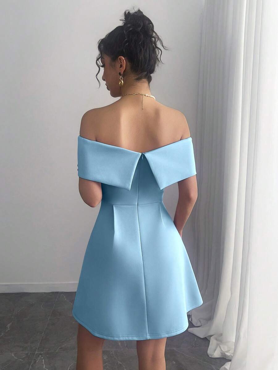 Vestido celeste elegante con hombros descubiertos vista frontal.