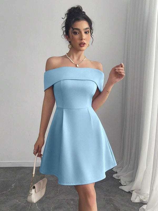 Detalle del vestido celeste elegante con hombros descubiertos.