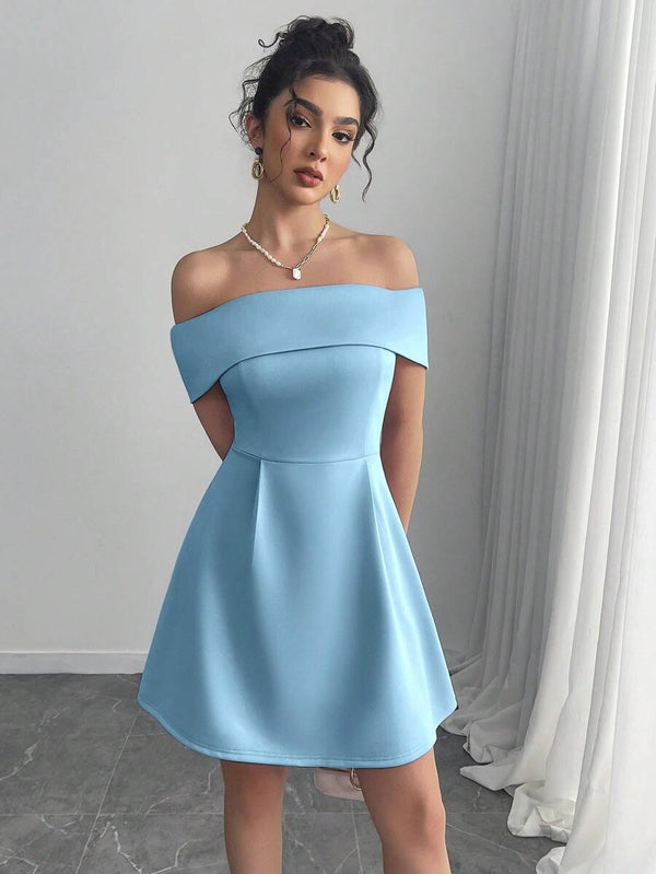 Modelo luciendo vestido celeste elegante con hombros descubiertos.