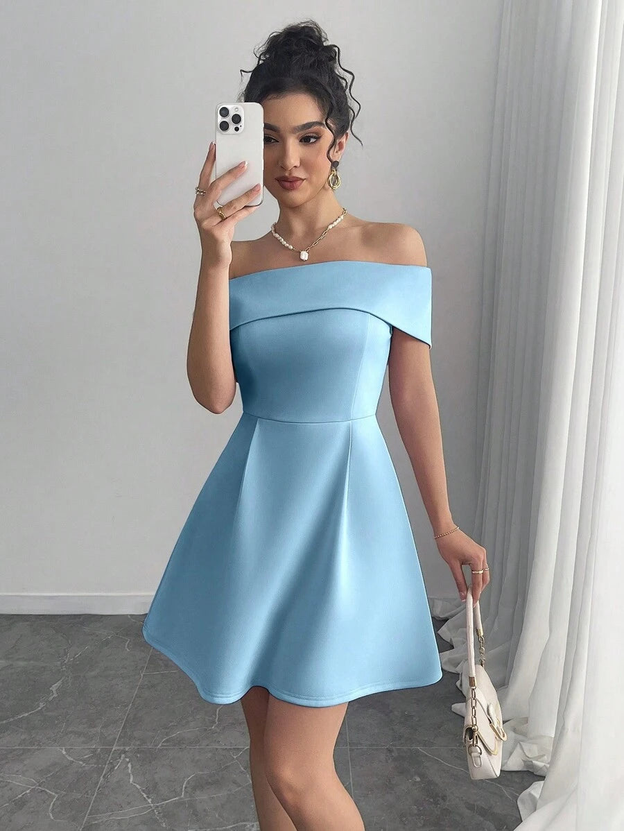 Vestido celeste elegante con hombros descubiertos vista frontal.