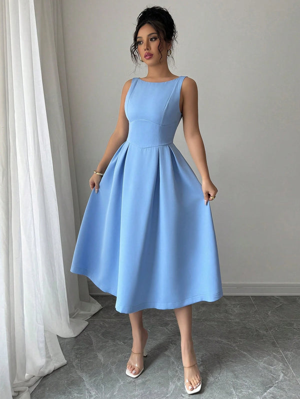 Vestido midi azul elegante A línea con falda campana en movimiento.
