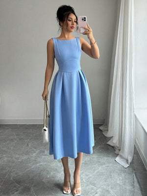 Vestido midi azul elegante A línea con detalle de espalda al aire.