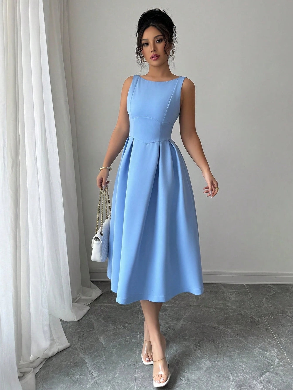 Vestido midi azul elegante A línea con espalda descubierta vista frontal.