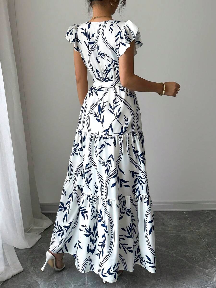 Vestido largo bohemio azul y blanco con estampado tropical visto de frente.