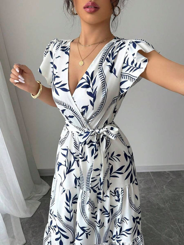 Detalle del escote en “V” y cinturón del vestido largo bohemio azul y blanco.