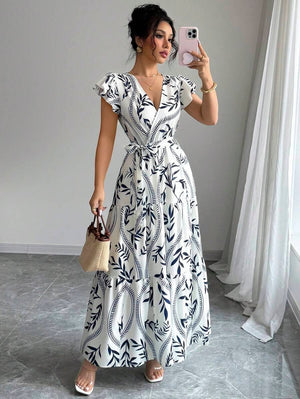 Vestido largo bohemio azul y blanco con estampado tropical visto de frente.