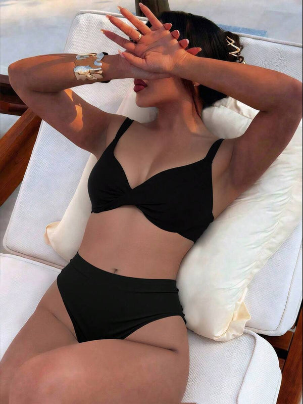 Detalle de la braga de bikini negra de tiro alto y corte favorecedor.