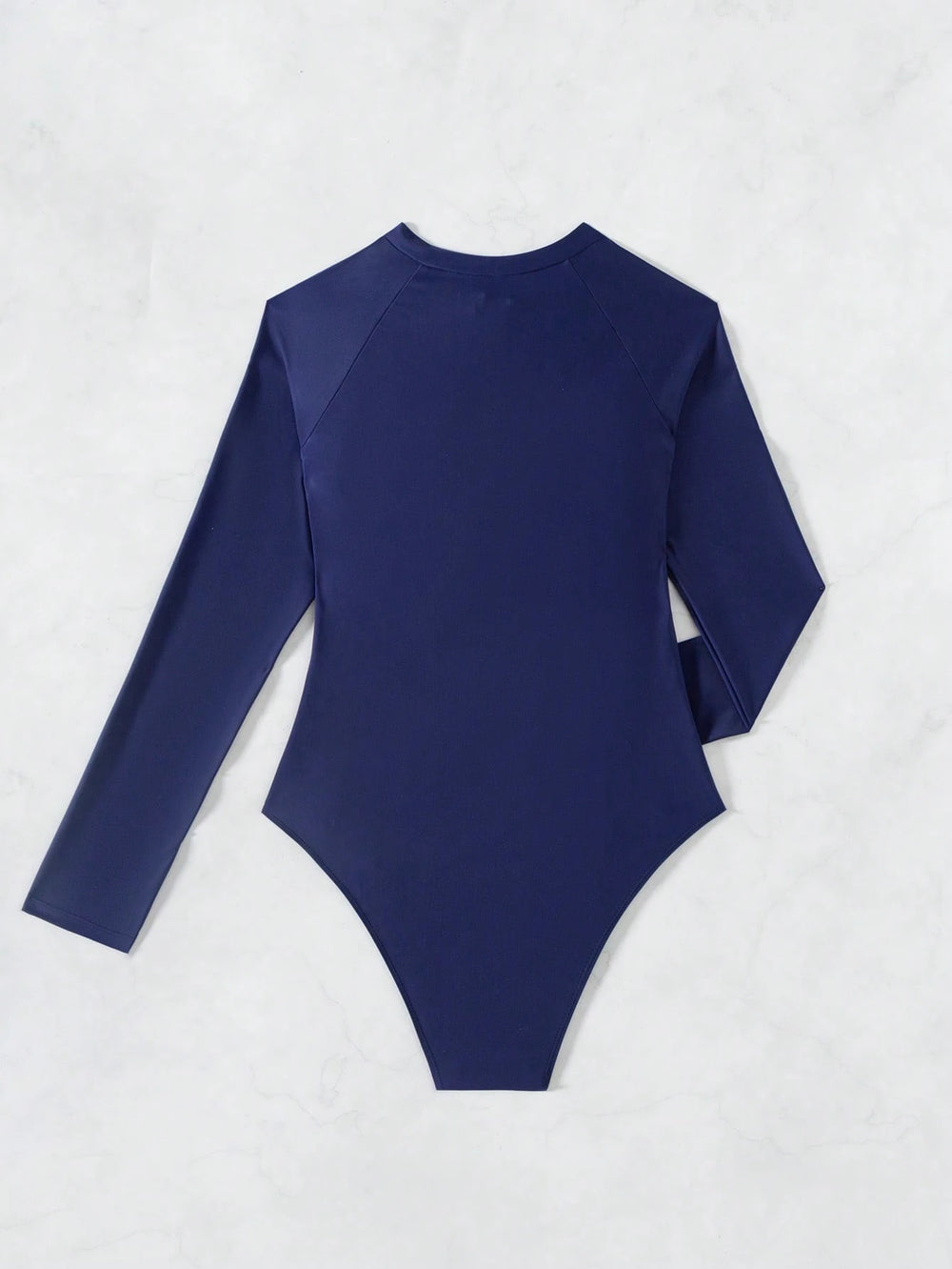 [Vista frontal de Traje De Baño Manga Larga azul en la playa.]