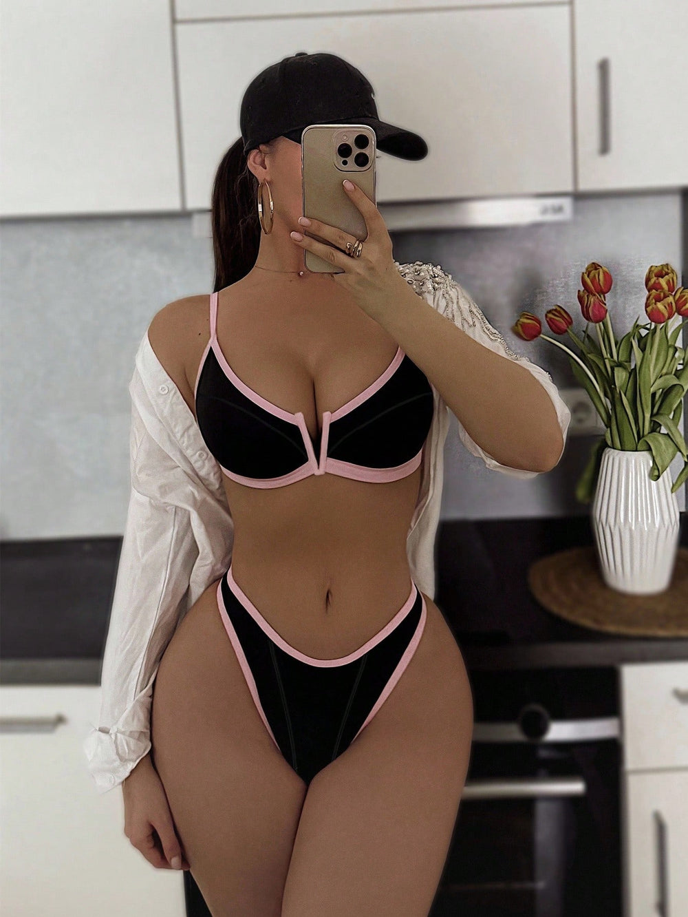 Bikini negro push up con vivos rosa vista frontal