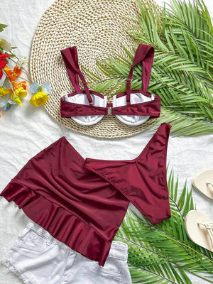 Braguita de bikini y falda pareo a juego en color vino tinto con detalle de sol en la cadera.