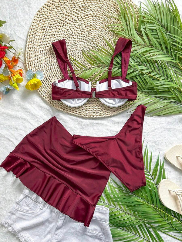 Braguita de bikini y falda pareo a juego en color vino tinto con detalle de sol en la cadera.