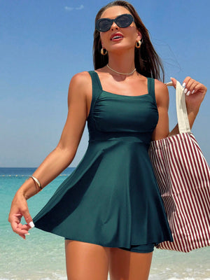 Detalle escote cuadrado del traje de baño verde oscuro