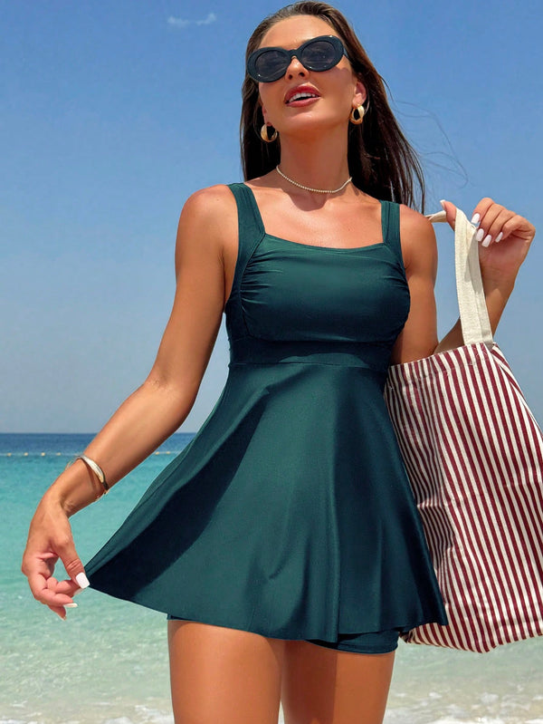 Detalle escote cuadrado del traje de baño verde oscuro