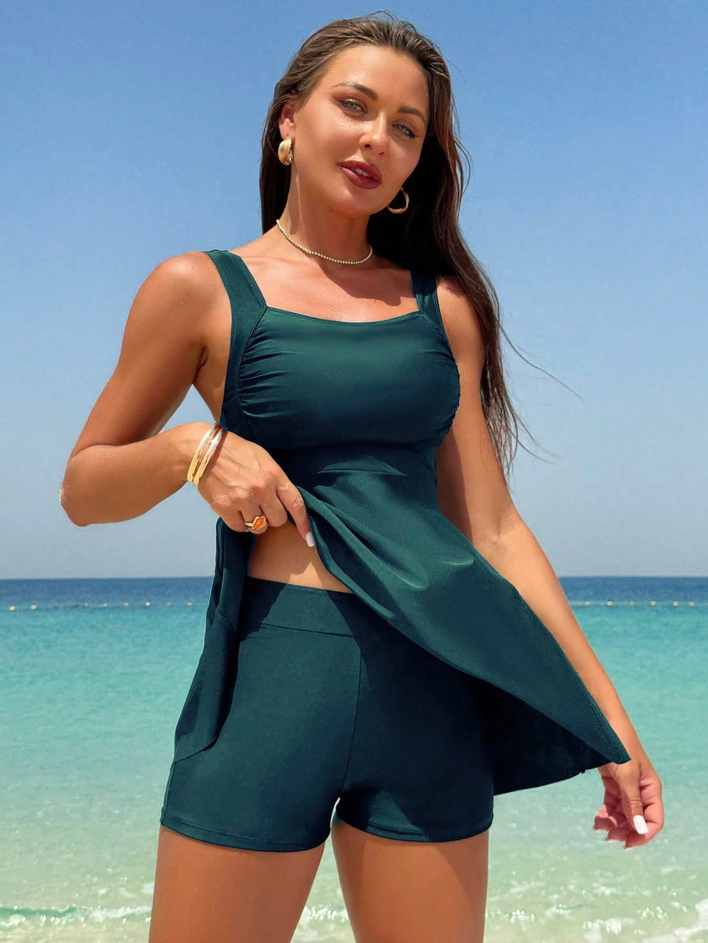 Traje de baño verde oscuro con short para mujer vista frontal