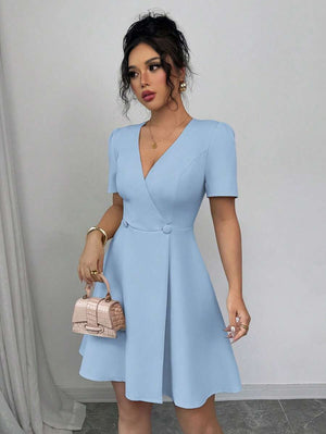 Vestido Corto Azul Cielo Con Escote V Cruzado