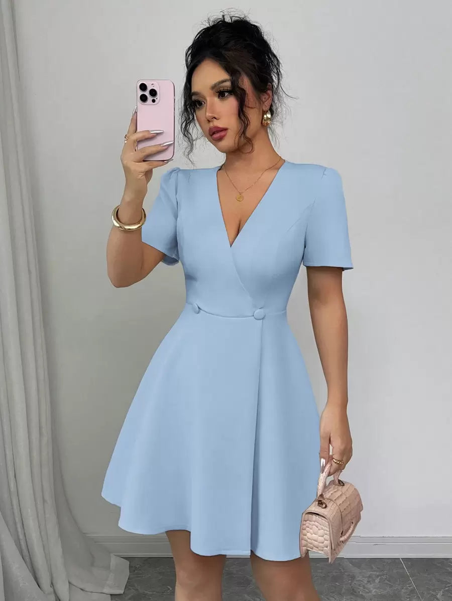 Vista frontal de una mujer usando un vestido corto azul cielo con escote en V y falda acampanada.