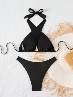 Conjunto negro de dos piezas con nudo al cuello.