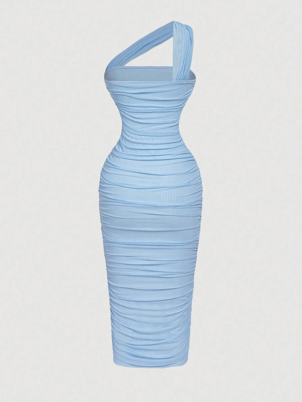 Vestido midi azul asimétrico ajustado elegante vista posterior