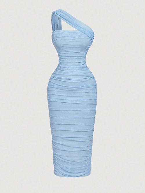 Vestido midi azul asimétrico ajustado elegante vista frontal