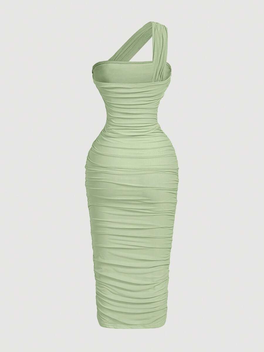 Vestido midi ajustado de un solo hombro en color verde menta con diseño fruncido.