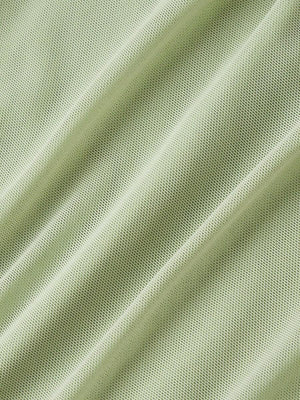 Detalle de la parte superior de un vestido bodycon verde con fruncido y escote cuadrado.