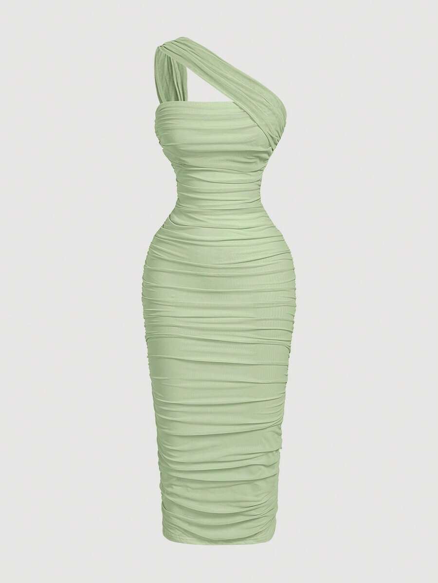 Vestido midi ajustado de un solo hombro en color verde menta con diseño fruncido.