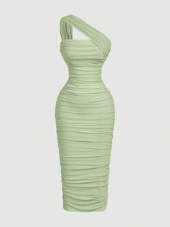 Vestido midi ajustado de un solo hombro en color verde menta con diseño fruncido.
