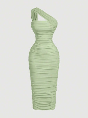 Vestido midi ajustado de un solo hombro en color verde menta con diseño fruncido.