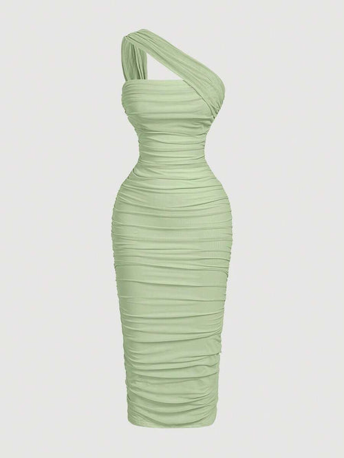 Vestido midi ajustado de un solo hombro en color verde menta con diseño fruncido.