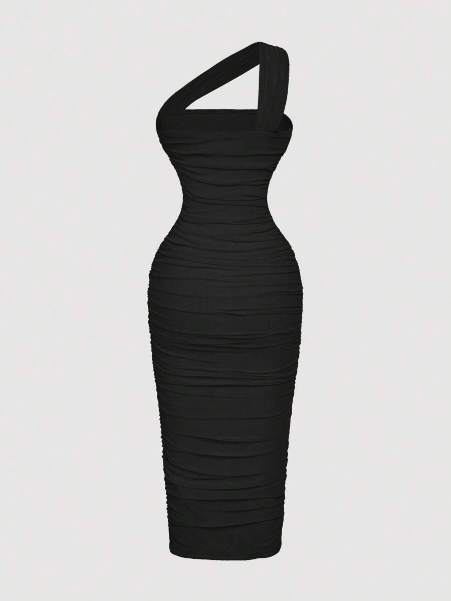 Vestido negro midi de un solo hombro con fruncido completo.