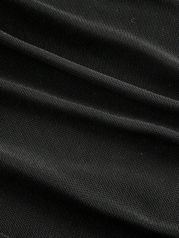 Detalle del tejido fruncido en la parte inferior de un vestido bodycon negro.
