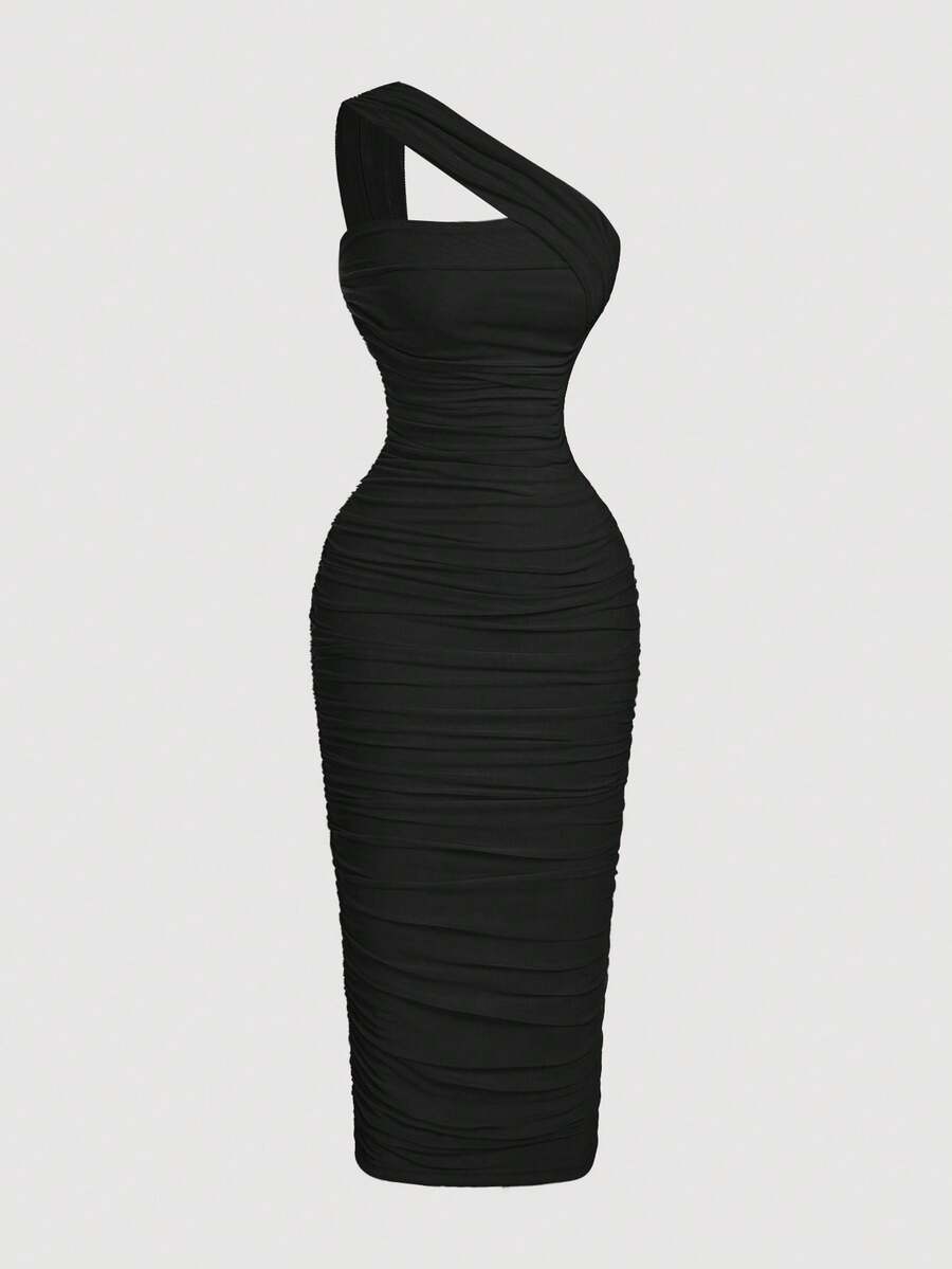 Vestido negro midi de un solo hombro con fruncido completo.
