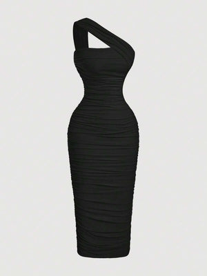 Vestido negro midi de un solo hombro con fruncido completo.