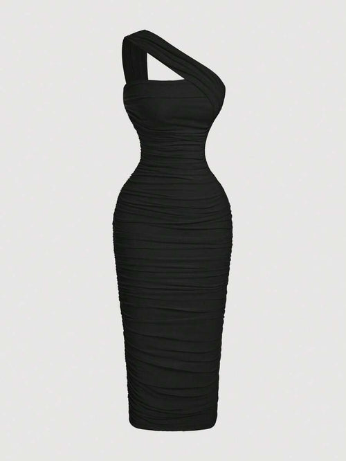 Vestido negro midi de un solo hombro con fruncido completo.