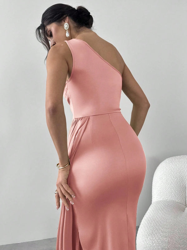 Vista trasera del vestido rosa con corte ajustado.