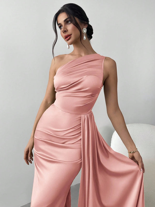 Modelo con vestido rosa drapeado y cuello diagonal.