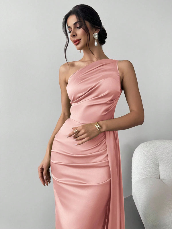 Detalle del vestido rosa formal con caída lateral.