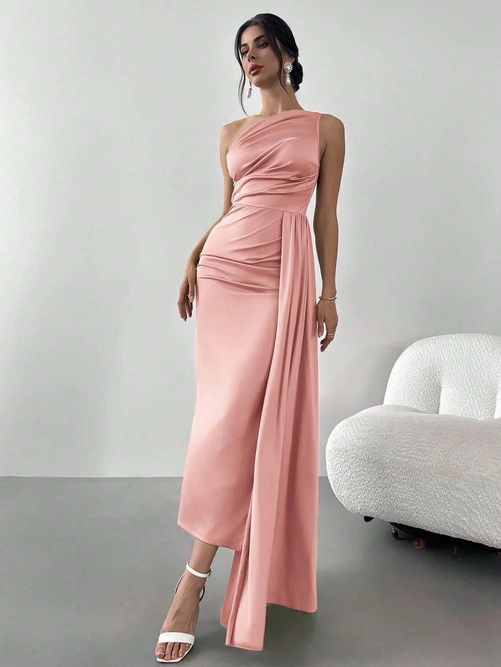 Vestido rosa largo asimétrico elegante de noche.