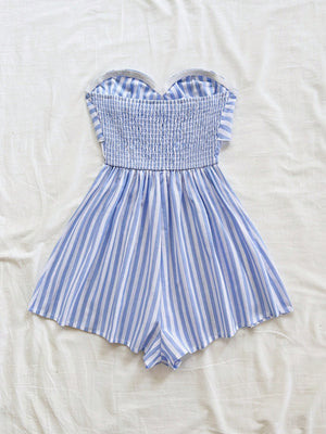 Vista posterior de mono corto bohemio a rayas