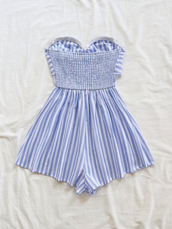 Vista posterior de mono corto bohemio a rayas