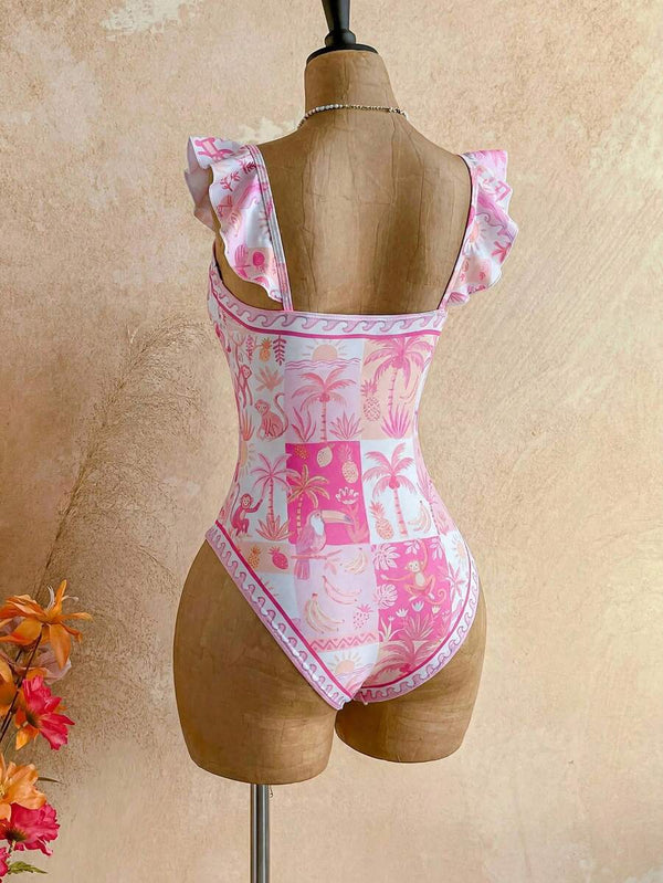 Detalle del escote cuadrado y los tirantes con volantes de un traje de baño tropical.