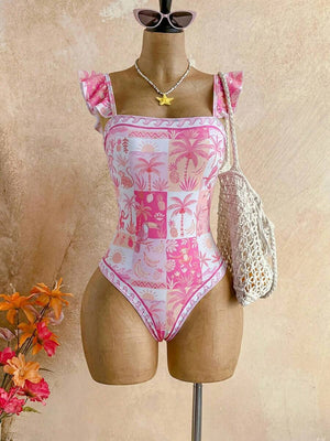 Primer plano de la parte inferior de un traje de baño con diseño patchwork tropical.