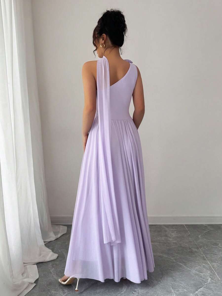 Vestido largo lila de fiesta con escote de un hombro y cintura fruncida vista frontal