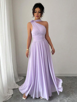 Look completo de invitada con vestido maxi lila de un solo hombro y caída vaporosa