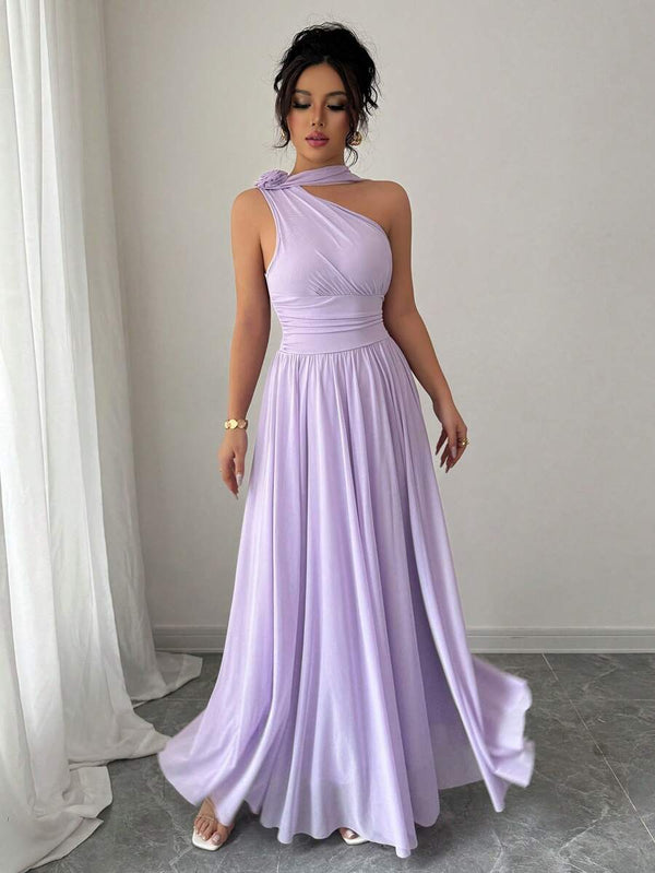 Look completo de invitada con vestido maxi lila de un solo hombro y caída vaporosa