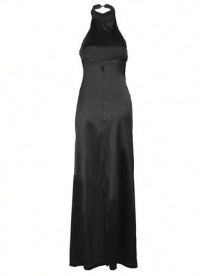 Vista trasera del vestido largo negro halter mostrando espalda descubierta.
