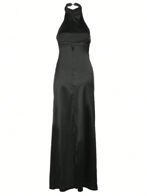 Vista trasera del vestido largo negro halter mostrando espalda descubierta.